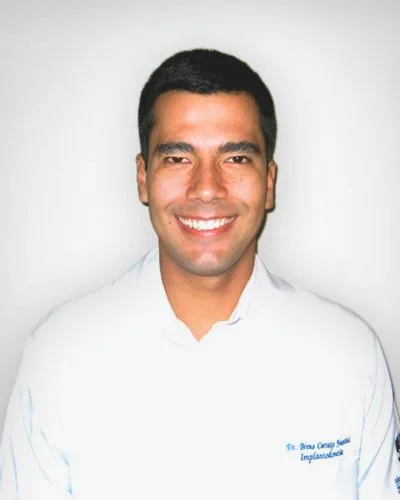 Dr. Breno Faustini - CRO-RJ 36138 - Especialista em Implantodontia