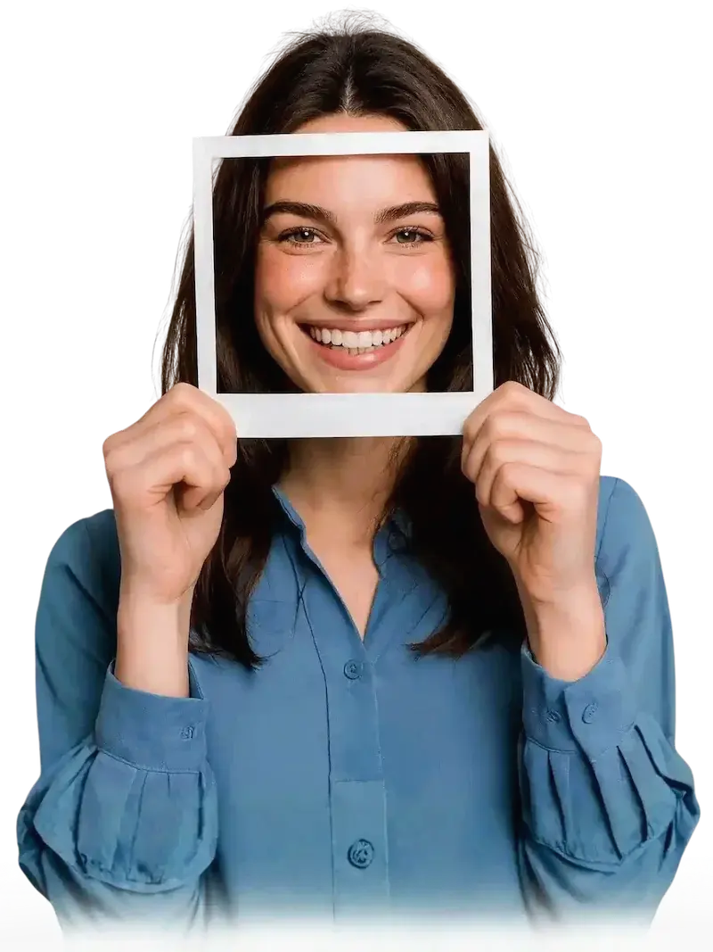 Mulher sorrindo com dentes brancos após clareamento dental profissional