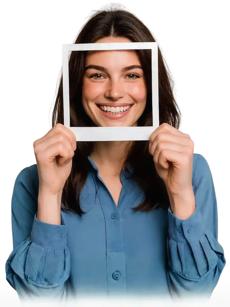 Mulher sorrindo com dentes brancos após clareamento dental profissional